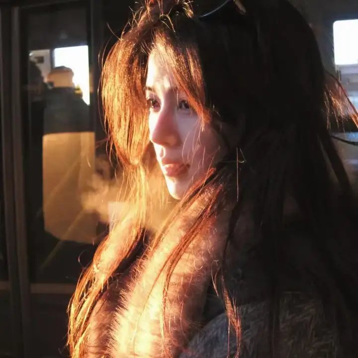 穿白丝绸的女人